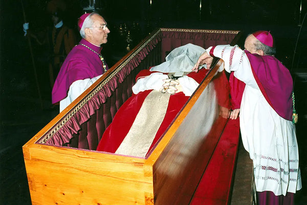 Il Rito della Velatura: Un Simbolo di Passaggio e Rispetto nella Tradizione Papale